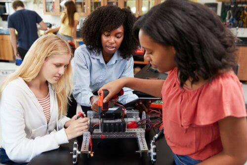 Tre kvinnor bygger en robot