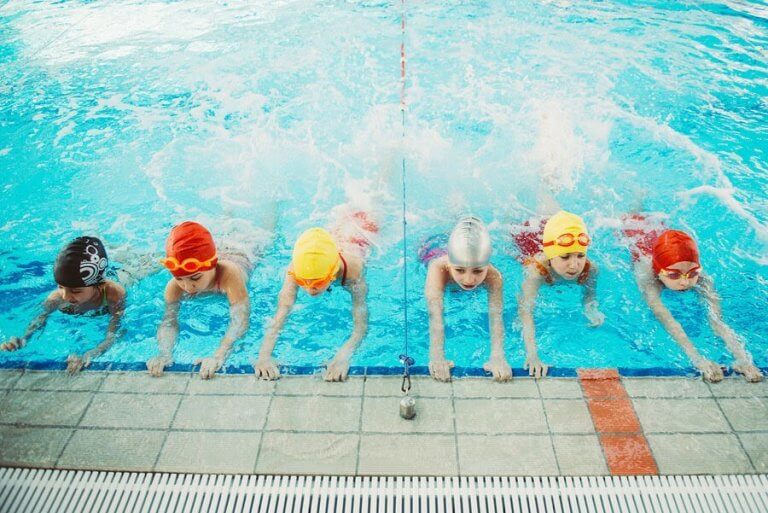 Varför är det så viktigt för barn att lära sig simma?