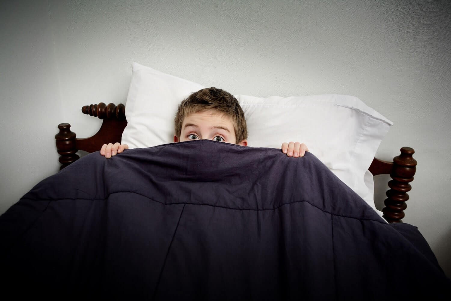 Nattskräck och mardrömmar: barn under täcke