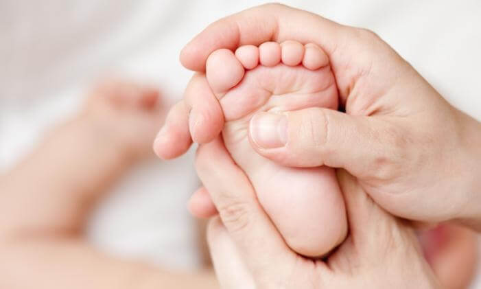 Babinskireflexen: fötter på baby