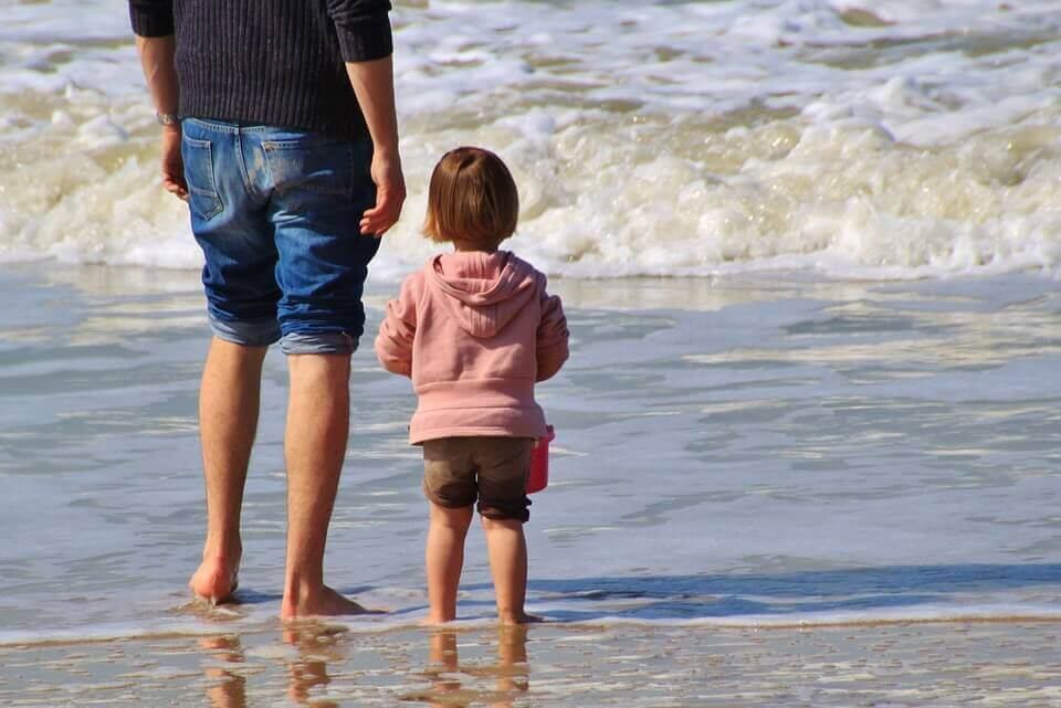 barn och vuxen på strand