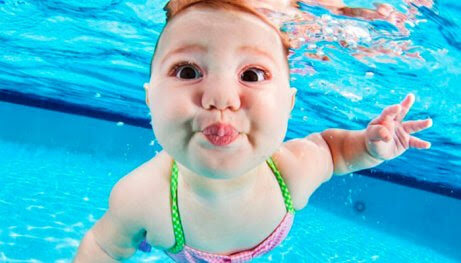 baby under vatten