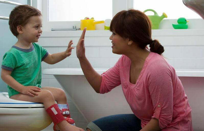 pojke på toalett ger mamma high five