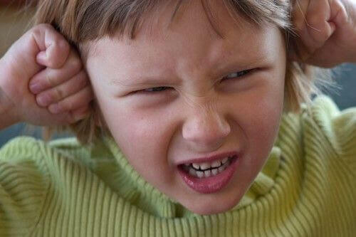Stressat barn håller för öronen.