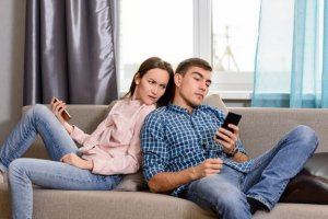 Får man kolla sin partners aktivitet på sociala medier?