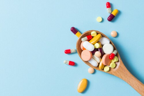 Medicin i form av piller på en sked.