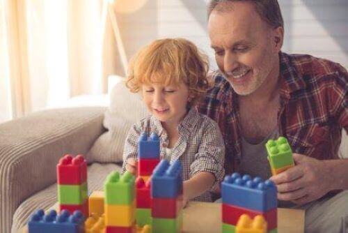 Pappa och barn bygger med stort lego tillsammans.