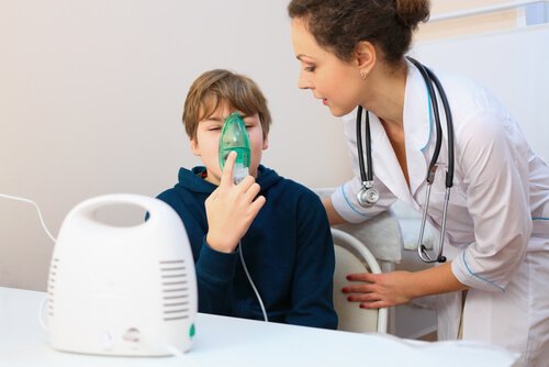 Barn använder inhalator hos doktorn.