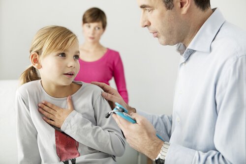En läkare pratar med ett barn.