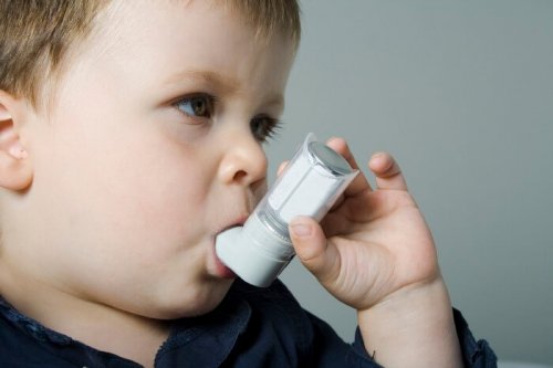 Ett barn inhalerar astmamedicin.