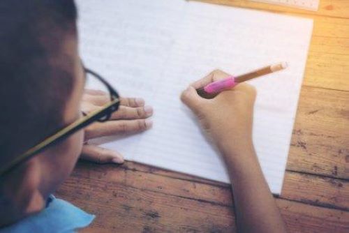 Barn tränar på sin handstil.
