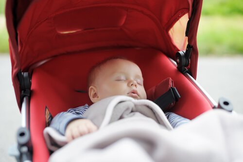 Bebis som sover i en barnvagn.