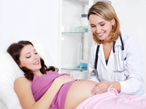 Gravid kvinna på besök hos barnmorskan.