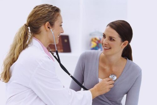 Läkarundersökning av bröst.