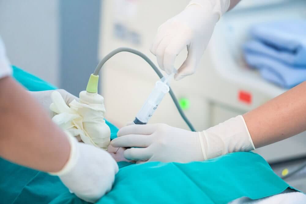 Vad är ett fostervattenprov och vad finns det för risker?