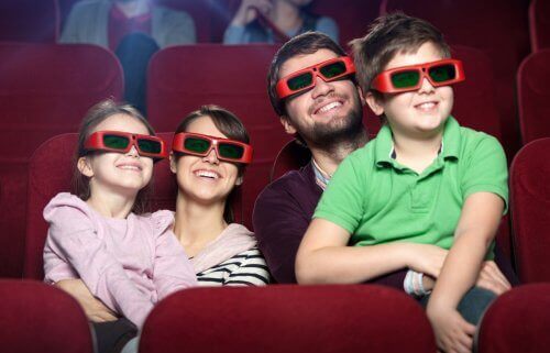 Familj med 3d-glasögon.