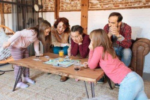 Familj spelar brädspel tillsammans.