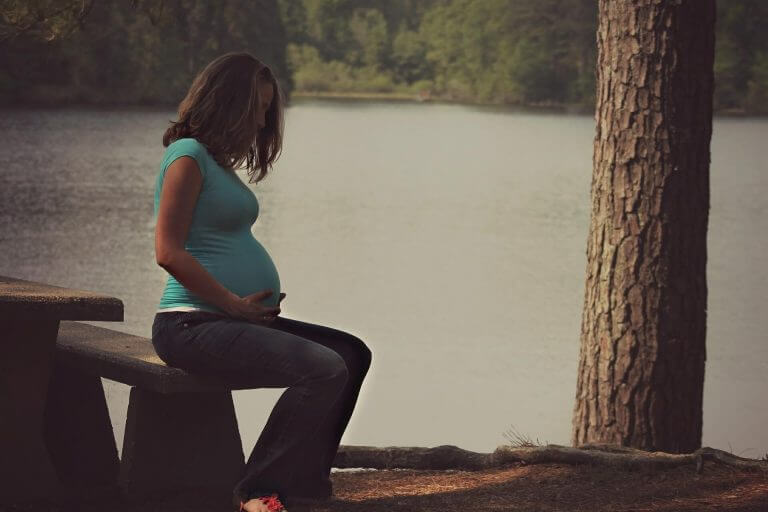 Gravid kvinna vid sjö.