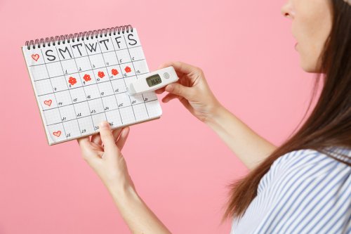 Kvinna tittar på sin mens cykel kalender.