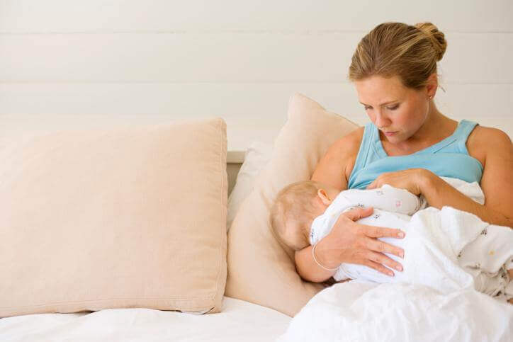 Att vara mamma: Mor som håller om sin bebis.
