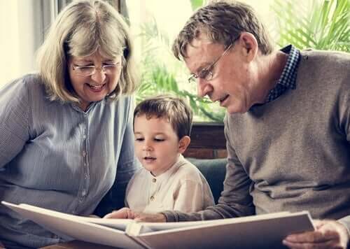 Mormor och morfar läser för barnet.