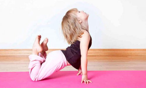 Ett barn som gör yoga.