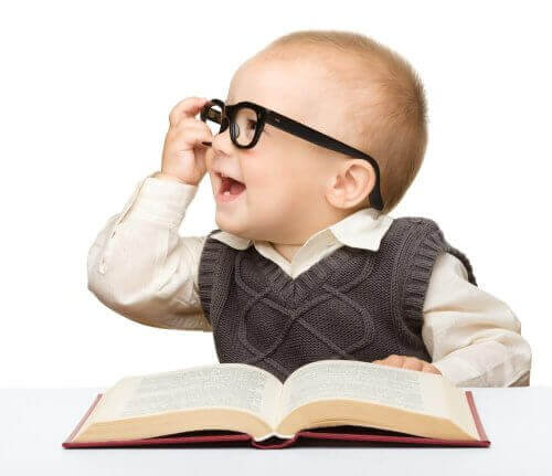Barn med glasögon läser en bok.