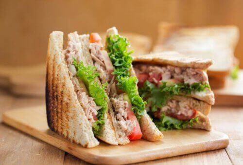 Smörgås med tonfisk och sallad.