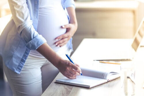 gravid kvinna skriver en förlossningsplan