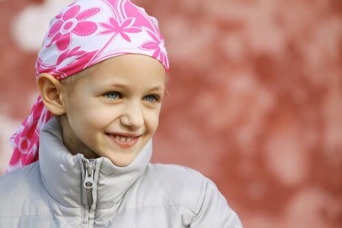 leukemi hos barn: flicka med sjal om huvudet