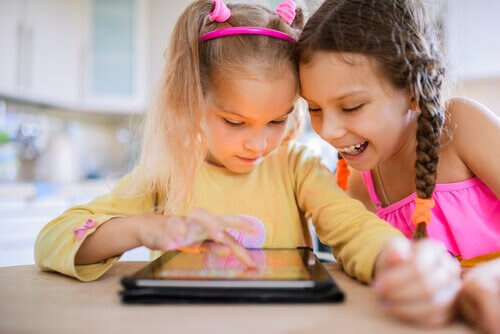 Pedagogiska spel för barn: barn vid surfplatta