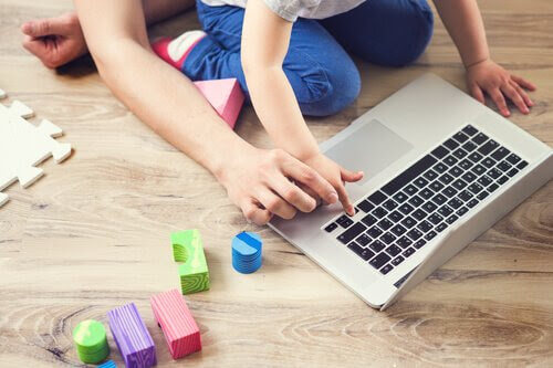 Pedagogiska spel för barn: barn vid dator