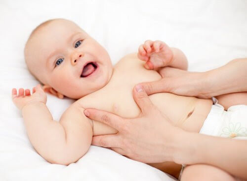 barns känsel: baby får massage