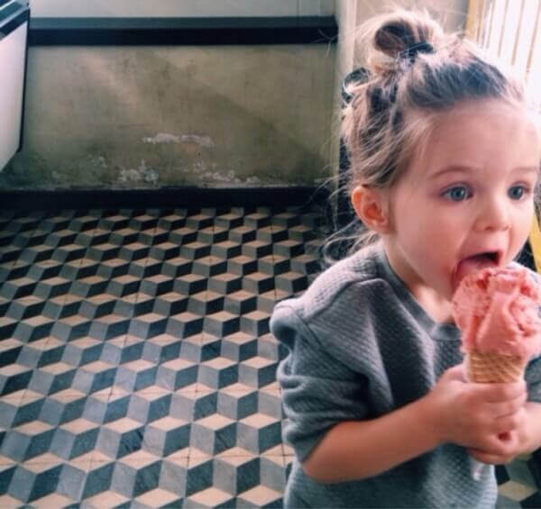 stimulera ditt barns smaksinne: barn äter glass