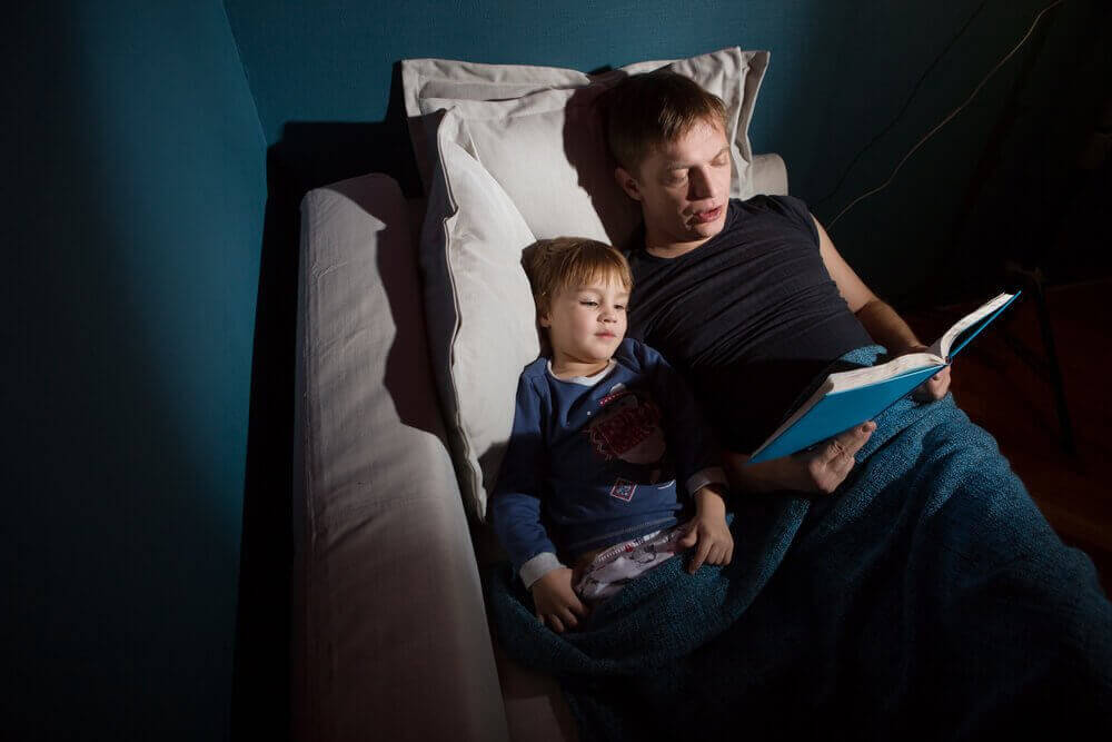 pappa läser läskiga spökhistorier för sin son