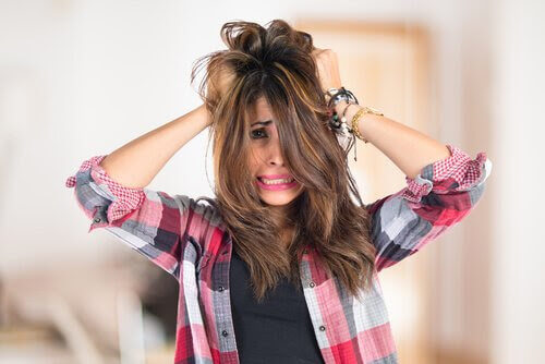 Hyperprolaktinemi: kvinna drar sig i håret