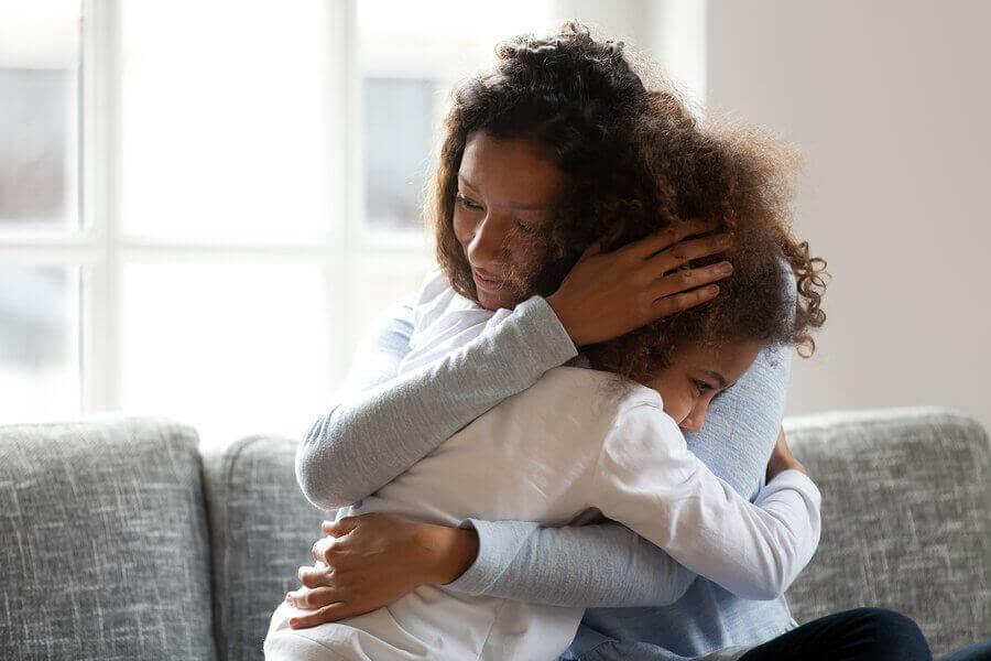 Separationsångest: barn kramar mamma