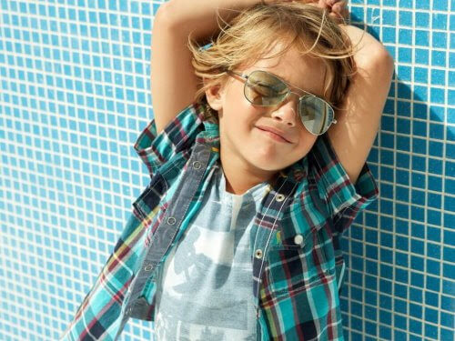 pojke med solglasögon