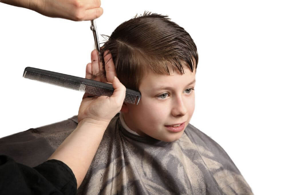 hårklippningar för pojkar: pojke hos frisören