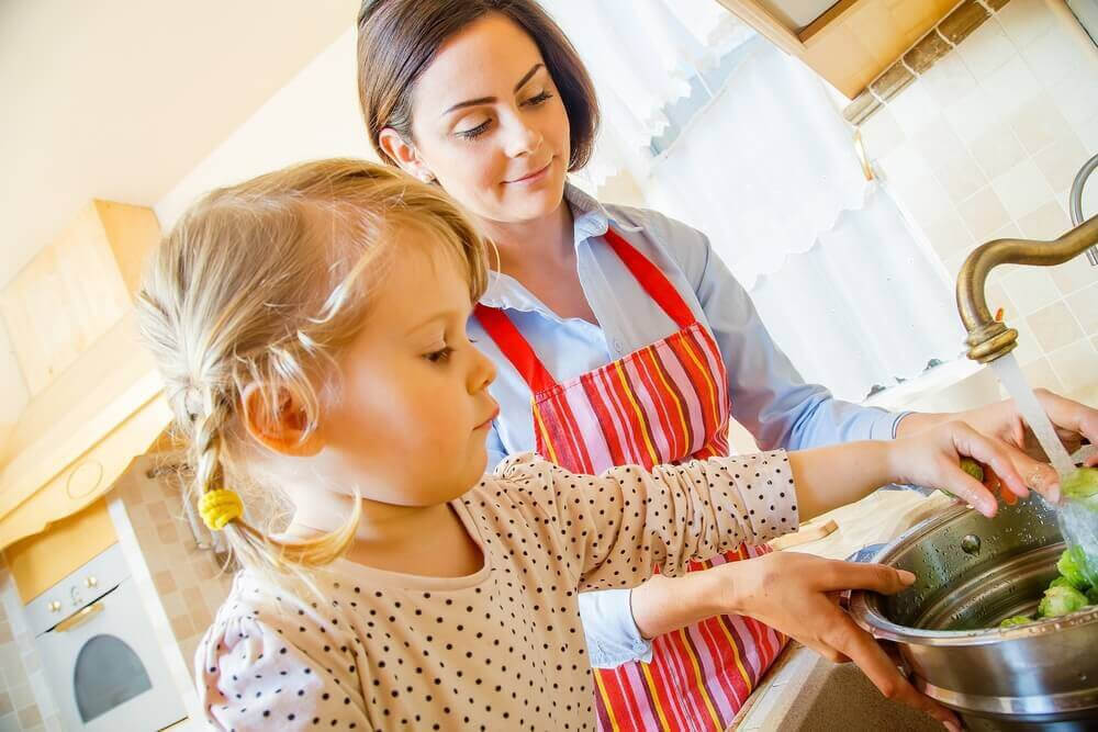 mamma sysselsätter dotter medan du lagar middag