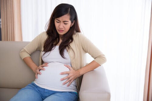 gravid kvinna med förvärkar