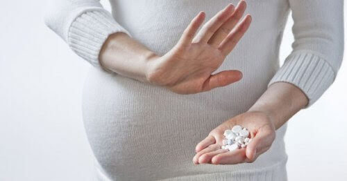gravid kvinna avvisar piller med handen