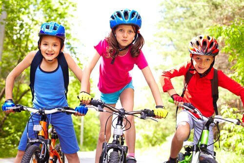 tre barn på cyklar