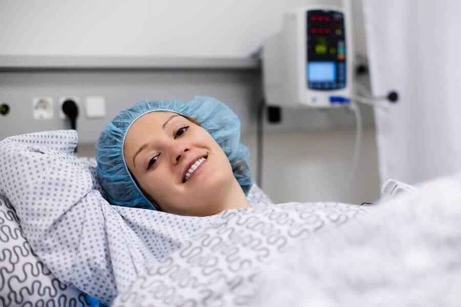 undvika en episiotomi: gravid kvinna på operationsbord
