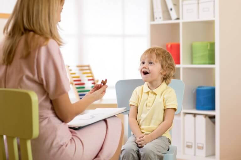 Barnpsykologi: psykolog pratar med barn