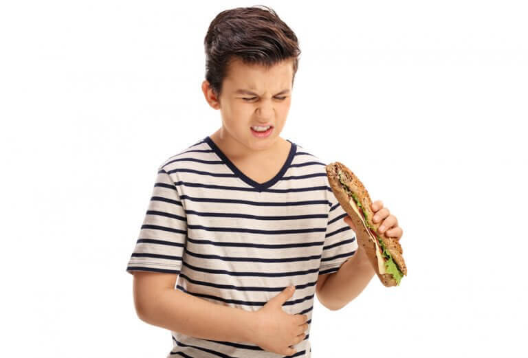 pojke med matsmältningsbesvär