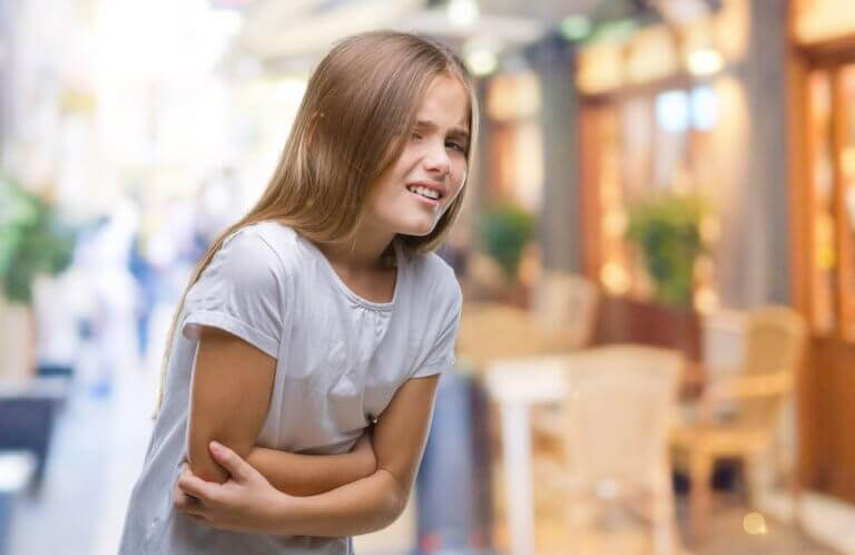 flicka med matsmältningsbesvär