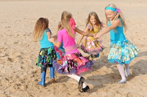 flickor dansar på en strand