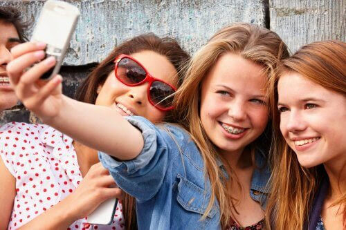 flickor tar selfie