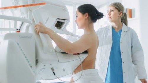 kvinna får mammografi